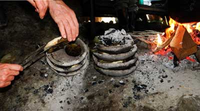 chleba a maso pečené ve zvláštních keramických miskách, nahřátých v ohni.